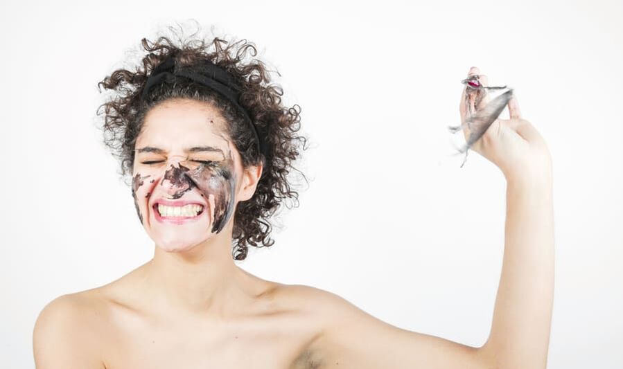 seorang wanita melakukan perawatan kulit wajah yang meremajakan