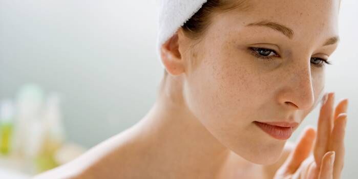 Penggunaan minyak esensial secara teratur untuk melembabkan kulit wajah